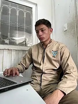Snapshot of santiObrero chatting on July 18, 2026, 4:04 pm santiObrero online show from July 18, 2026, 4:04 pm