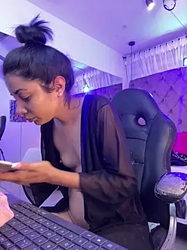 Auri   online show from July 24, 2026, 7:32 pm