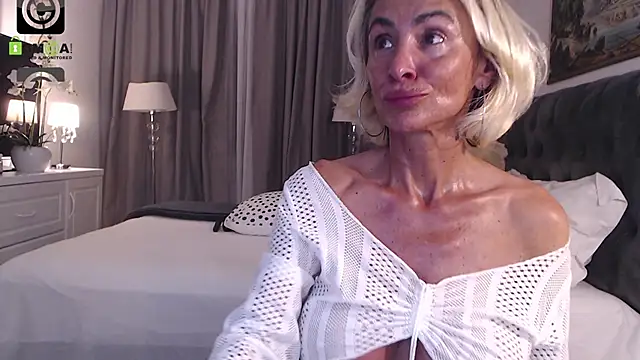 Snapshot of SilverMiss chatting on June 12, 2026, 6:27 pm SilverMiss online show from June 12, 2026, 6:27 pm