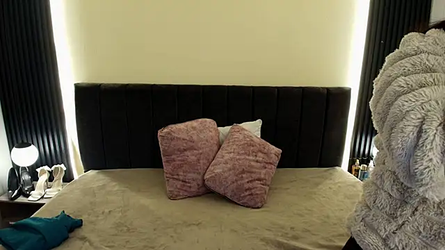 IvonneRoss  online show from March 19, 2026, 12:16 pm