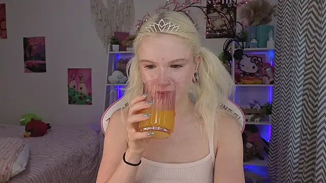Mia WaterFall online show from June 28, 2026, 3:13 am