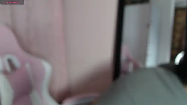 Snapshot of HannaRose- chatting on May 3, 2026, 4:06 am HannaRose- online show from May 3, 2026, 4:06 am
