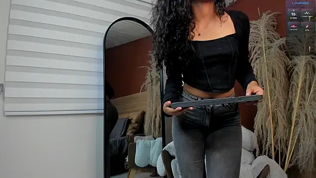 scarlett25   online show from April 23, 2026, 9:38 pm
