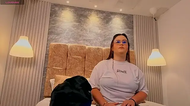 zoe hugeboobs online show from March 12, 2026, 11:25 am