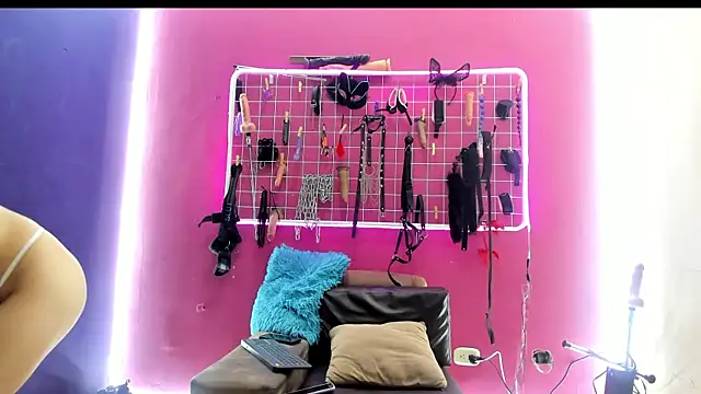 Slave Melany bdsm online show from May 15, 2026, 2:04 pm