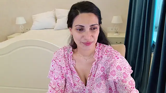 LovelyBeatrice online show from June 15, 2026, 4:39 pm