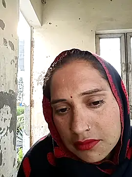 Cute-karisma1234 online show from March 16, 2026, 2:41 am