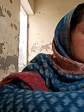 Cute-karisma1234 online show from February 23, 2026, 2:57 am