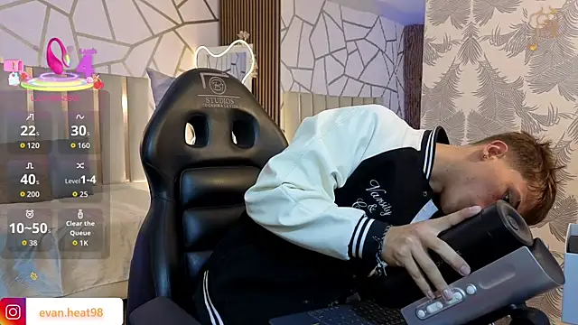 EVAN TAY online show from April 24, 2026, 3:08 am