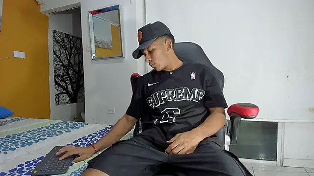 Snapshot of ricky_spensar23cm_ chatting on March 4, 2026, 2:08 am ricky spensar23cm online show from March 4, 2026, 2:08 am