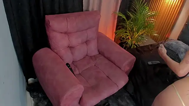 luna sunflower   online show from February 2, 2026, 6:18 pm