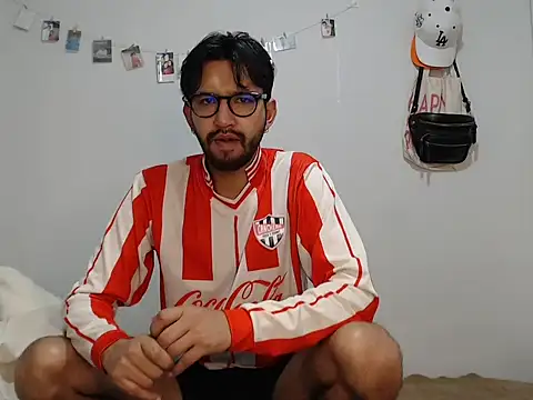 thomass1018 online show from June 3, 2026, 4:23 pm