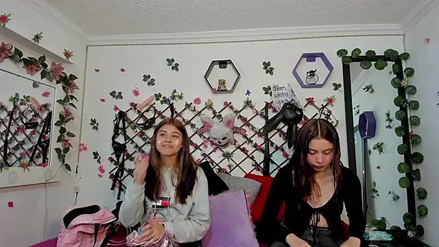 playful-girls online show from February 3, 2026, 12:32 pm