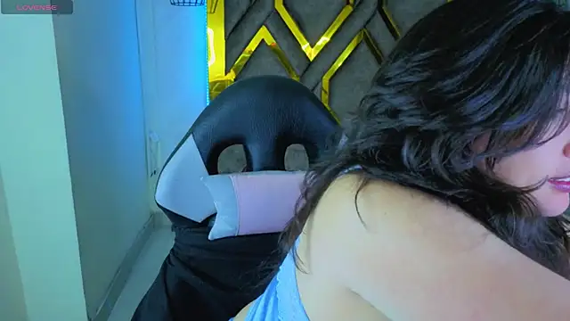 Snapshot of Luvienne chatting on March 5, 2026, 6:59 pm Luvienne online show from March 5, 2026, 6:59 pm