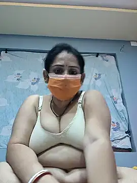 diyam4002 online show from February 18, 2026, 6:26 pm