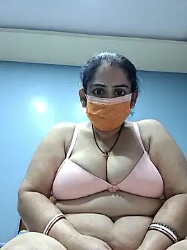 diyam4002 online show from February 9, 2026, 9:13 pm