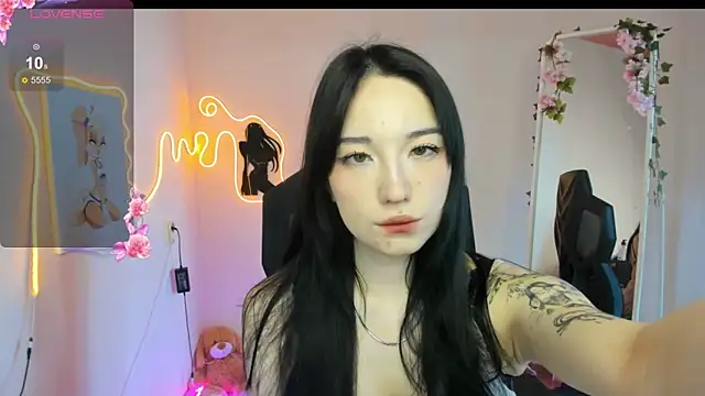 AliceeinWonderlanddd online show from April 5, 2026, 2:51 am