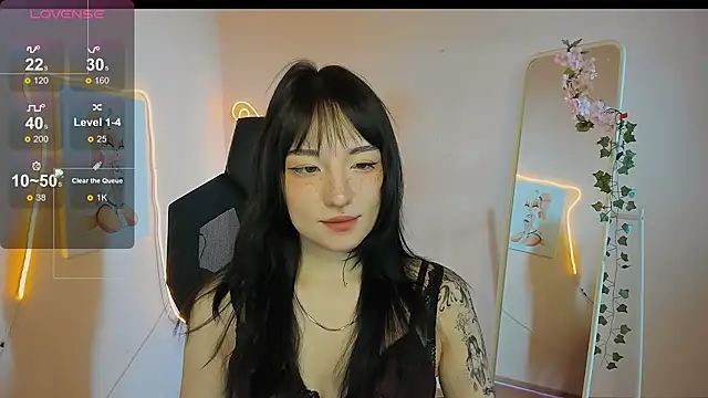 AliceeinWonderlanddd online show from May 3, 2026, 2:05 am