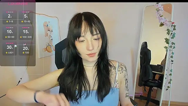 AliceeinWonderlanddd online show from May 6, 2026, 2:15 am