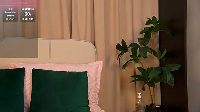 GinaMencee online show from July 18, 2026, 8:17 pm