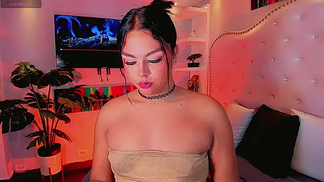 Maia Hotts online show from July 27, 2026, 8:05 pm