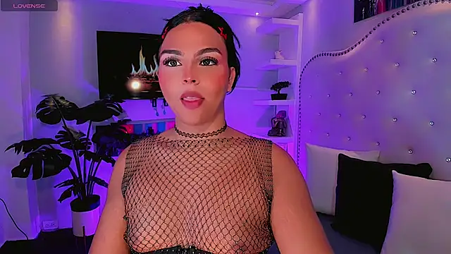 Maia Hotts online show from July 28, 2026, 8:01 pm