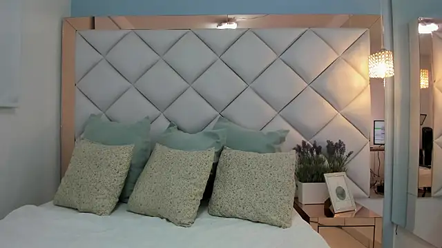 crystalstonee online show from May 26, 2026, 11:14 pm