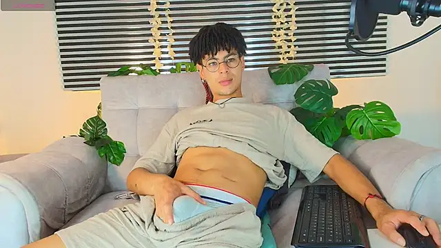 ThiiagoSaeenz online show from June 18, 2026, 8:14 pm