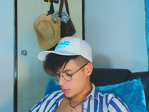 ThiiagoSaeenz online show from June 11, 2026, 12:32 am