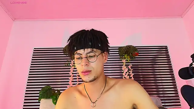ThiiagoSaeenz online show from June 6, 2026, 3:45 am