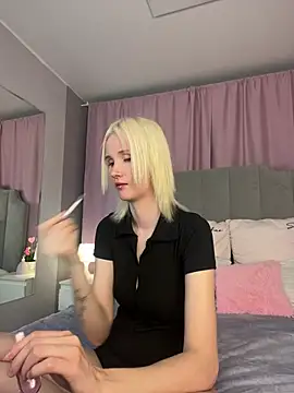 CrystalLili online show from June 13, 2026, 3:26 am