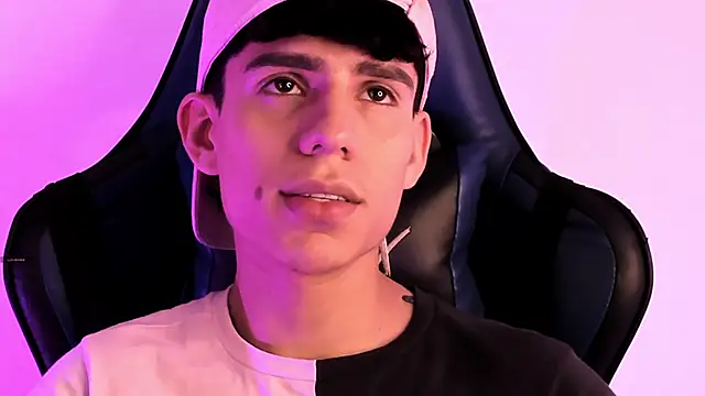 Snapshot of Angel_eros_ chatting on March 1, 2026, 5:40 am Angel eros online show from March 1, 2026, 5:40 am