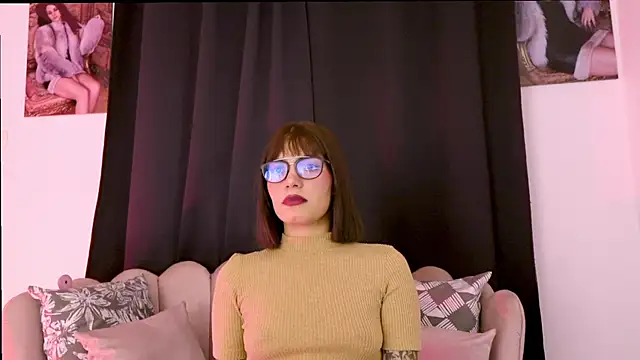 dakotacollins  online show from June 25, 2026, 4:43 am