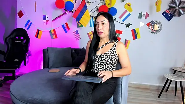 Mia Davis   online show from June 22, 2026, 11:40 am