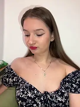 Green eyes lady online show from May 4, 2026, 3:48 pm