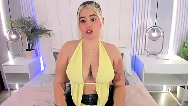 Snapshot of AlannaFoxx chatting on March 16, 2026, 8:11 pm AlannaFoxx online show from March 16, 2026, 8:11 pm