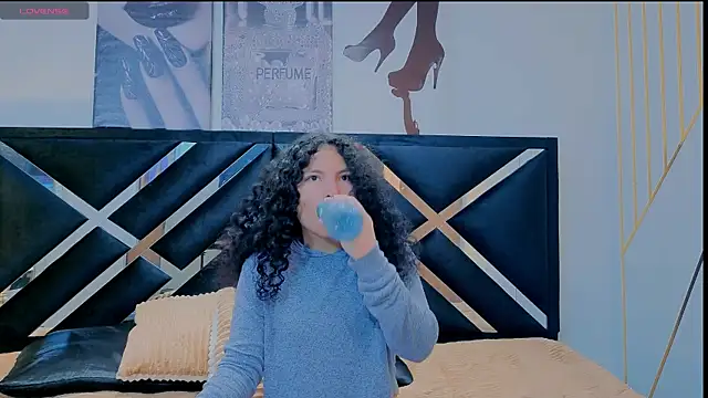 Zoe-yanin online show from April 20, 2026, 6:53 pm