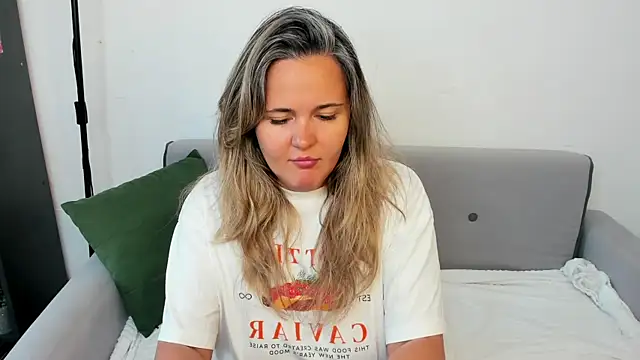 LilyBel online show from June 10, 2026, 1:07 am