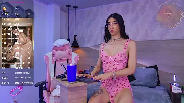 kylliefox  online show from June 12, 2026, 12:47 pm