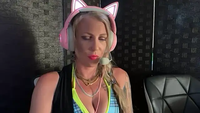 Snapshot of VANTABLACKXXX chatting on February 12, 2026, 8:14 am VANTABLACKXXX online show from February 12, 2026, 8:14 am