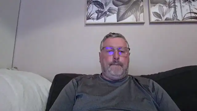 doudou310 online show from May 8, 2026, 3:21 am
