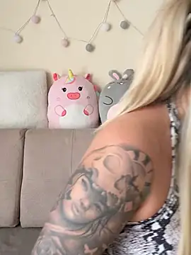 sexybatwomen33 online show from March 3, 2026, 11:39 am