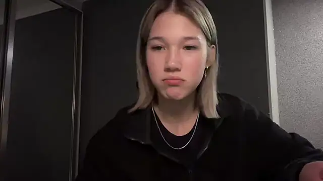 Snapshot of lilXdomiii chatting on March 20, 2026, 8:32 pm lilXdomiii online show from March 20, 2026, 8:32 pm