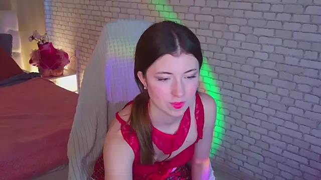 LunarDreamm online show from February 5, 2026, 1:29 pm