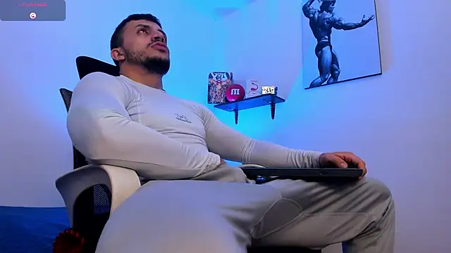 LiamReigns  online show from June 18, 2026, 2:32 am