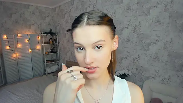 Snapshot of LianneBynon chatting on June 29, 2026, 8:32 am LianneBynon online show from June 29, 2026, 8:32 am