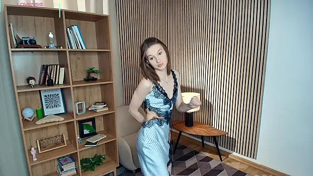 Snapshot of LianneBynon chatting on July 17, 2026, 8:33 am LianneBynon online show from July 17, 2026, 8:33 am