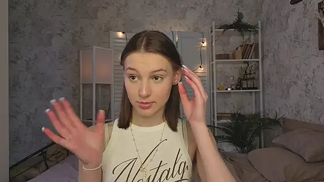 Snapshot of LianneBynon chatting on July 6, 2026, 8:32 am LianneBynon online show from July 6, 2026, 8:32 am