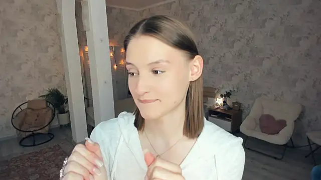 LianneBynon online show from June 13, 2026, 8:34 am