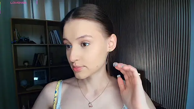 Snapshot of LianneBynon chatting on August 2, 2026, 8:23 am LianneBynon online show from August 2, 2026, 8:23 am